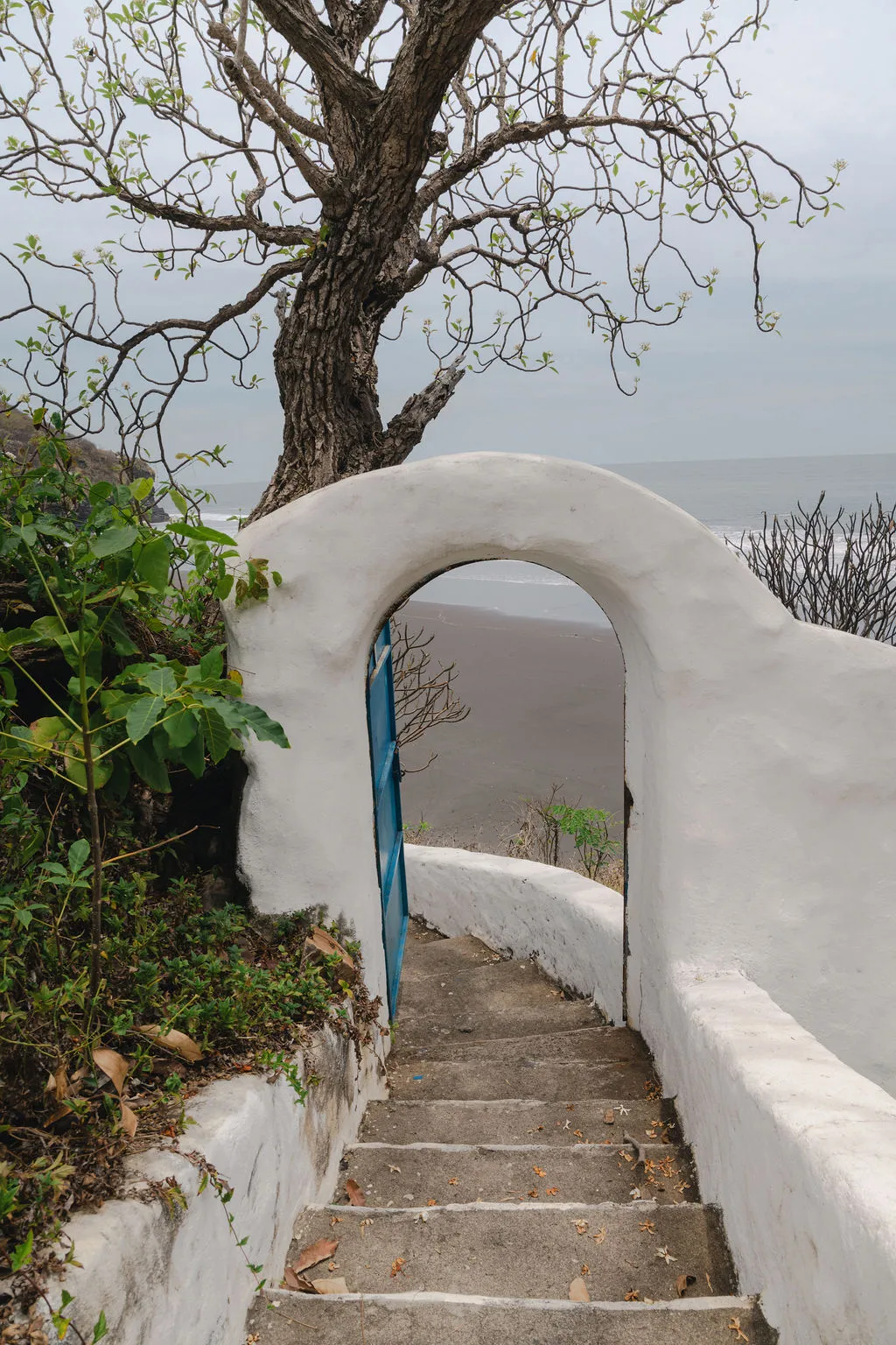Escaleras y puerta azul hacia la playa.
