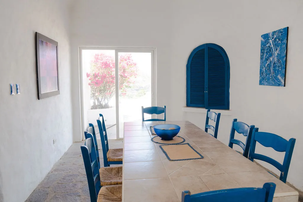 Mesa de comedor con sillas azules.