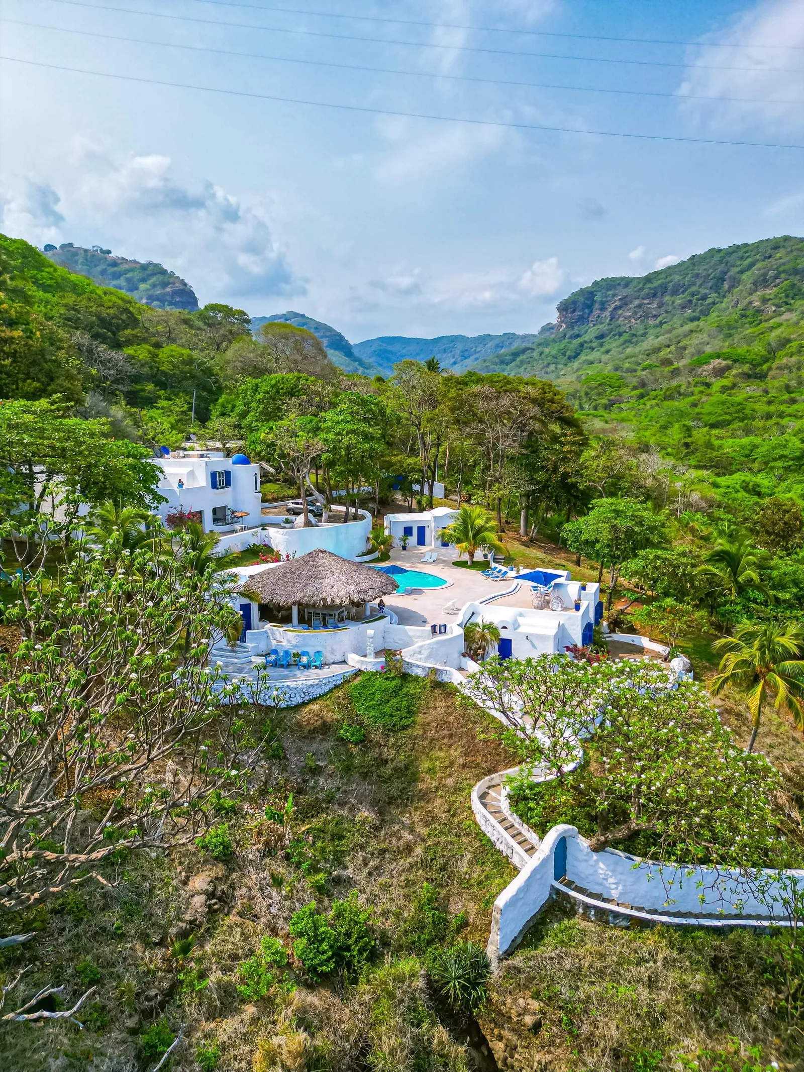 Vista de la costa y la villa junto a la cala.