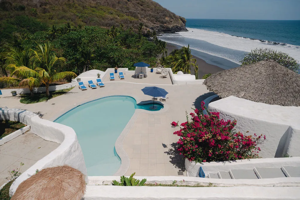 La piscina, el rancho y la cala vistos desde la terraza.